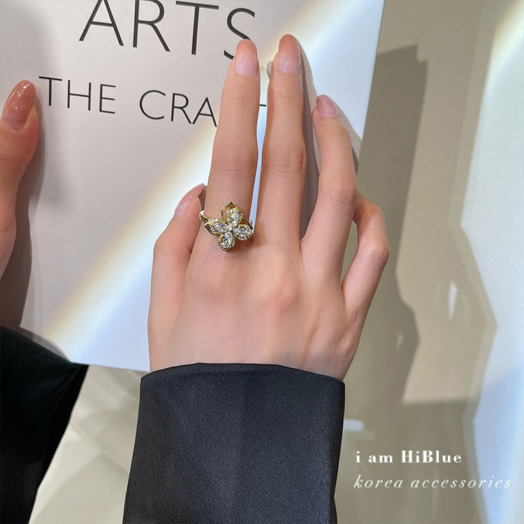 रोटेटेबल फोर-लीफ क्लोवर रिंग माइक्रो-इनलाइड जिरकोन