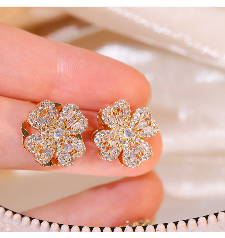 Anting semanggi empat daun betina yang dapat diputar