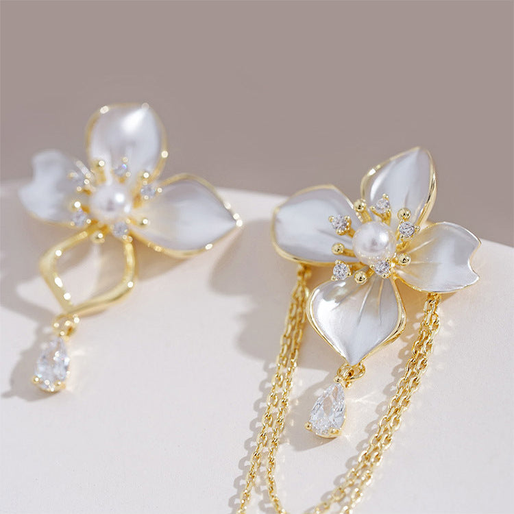 گوشواره کریستالی گل سفید نامتقارن گروه کوچک