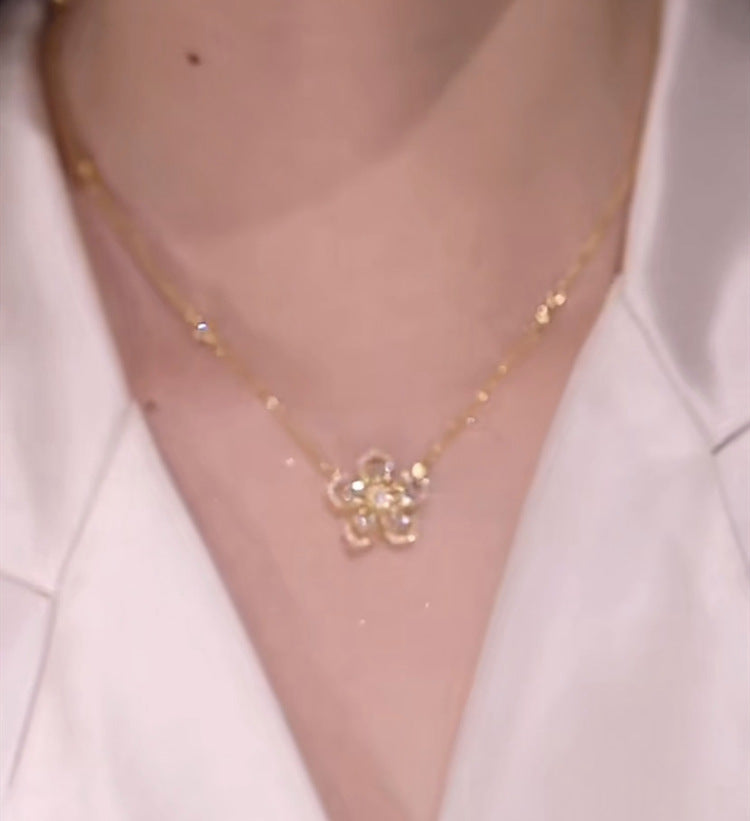 পীচ ব্লসম মাইক্রো-ইনলেইড জিরকন ফুল ক্ল্যাভিকল চেইন