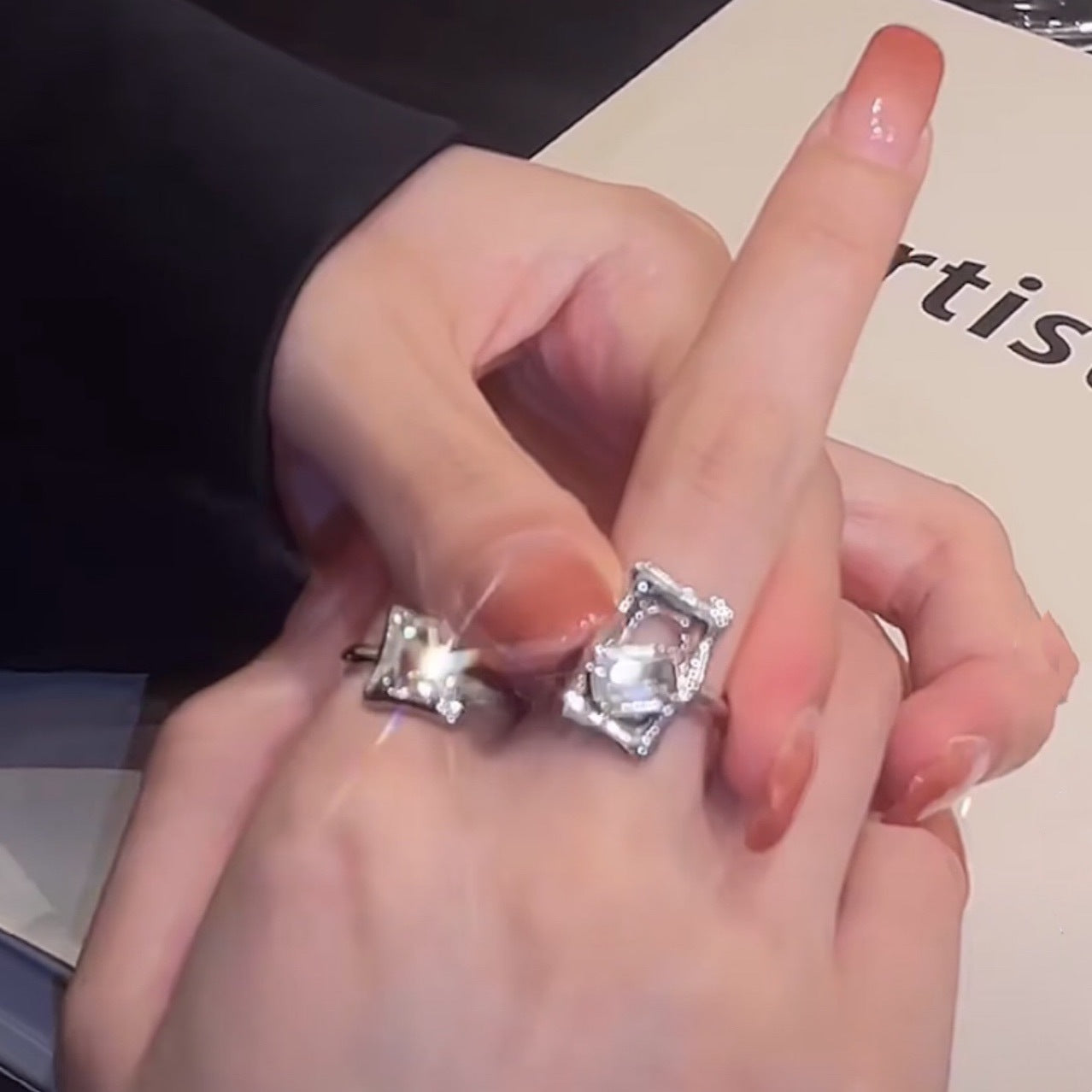 Vòng tinh chỉnh mở pha lê nhân tạo hình học