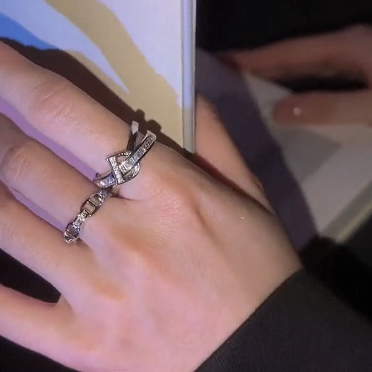 मायक्रो-इनलेड झिरकॉन चांदीची डी-लेटर रिंग