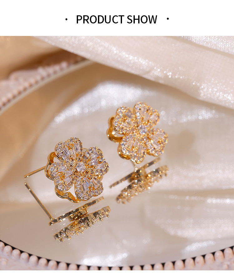 Anting semanggi empat daun betina yang dapat diputar