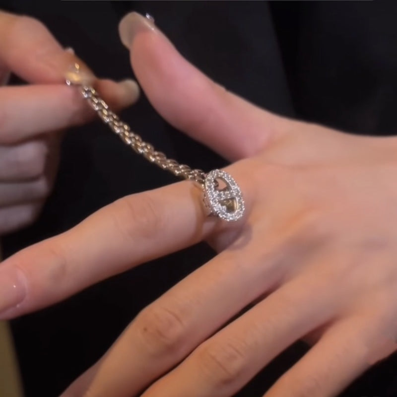 Vòng đeo tay và nhẫn có thể điều chỉnh bằng kim cương đầy đủ mũi lợn