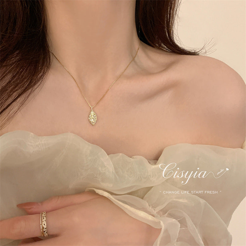 Three-dimensional leaf pendant necklace