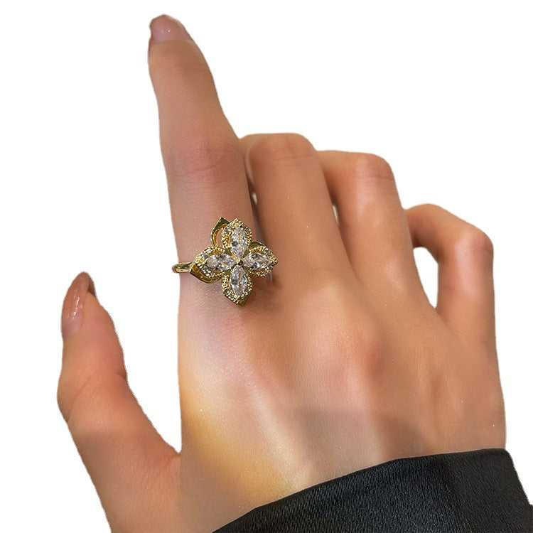 Vòng cỏ bốn lá có thể xoay được khảm siêu nhỏ zircon