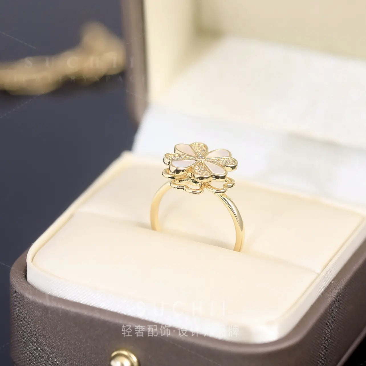 Rotatable four-leaf clover shell color matching ring