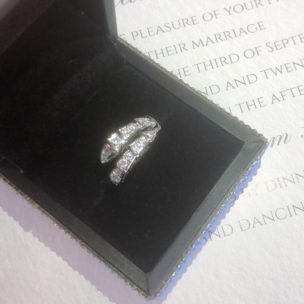 Cincin Tulang Ular Sempit