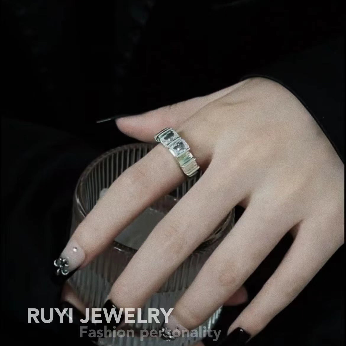 Nhẫn Joker hào phóng màu đỏ và trắng