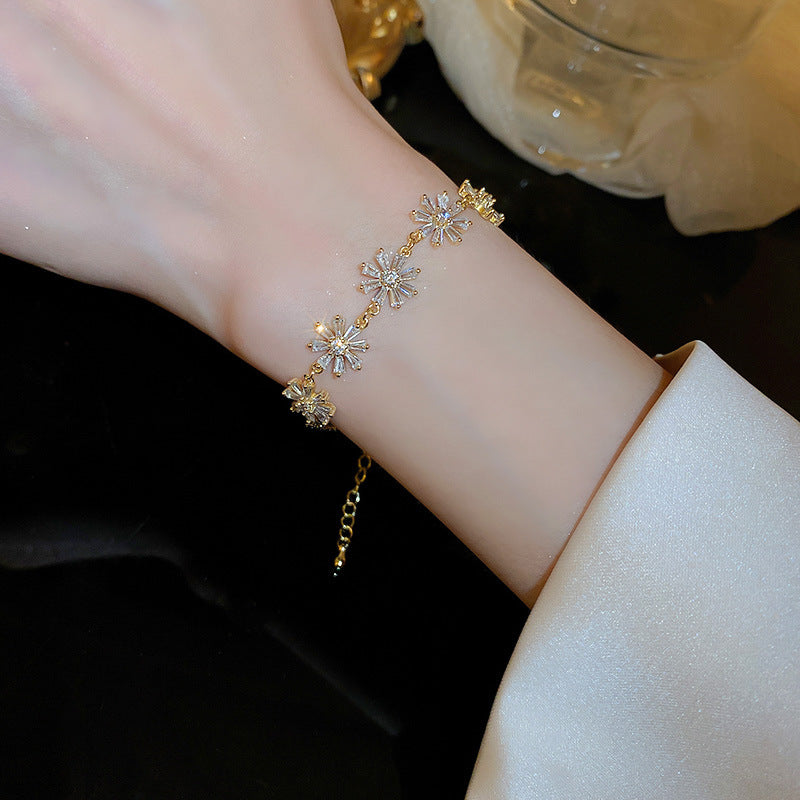 जिरकोन लव फ्लावर एडजस्टेबल ब्रेसलेट