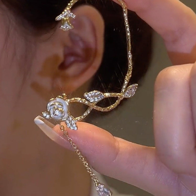 귀를 뚫지 않은 동백나무 덩굴.