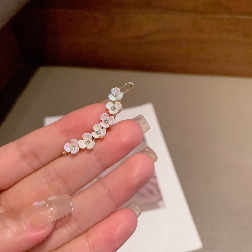 Huancai White Flower Ear Clip