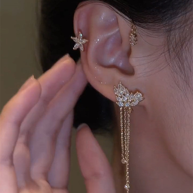 اندکی با پروانه ها و ستاره های درخشان سوراخ های بدون گوش زنانه ست شده است