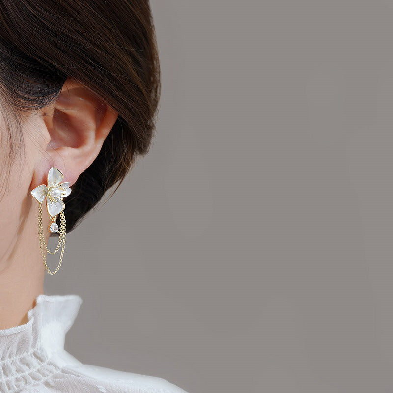 گوشواره کریستالی گل سفید نامتقارن گروه کوچک