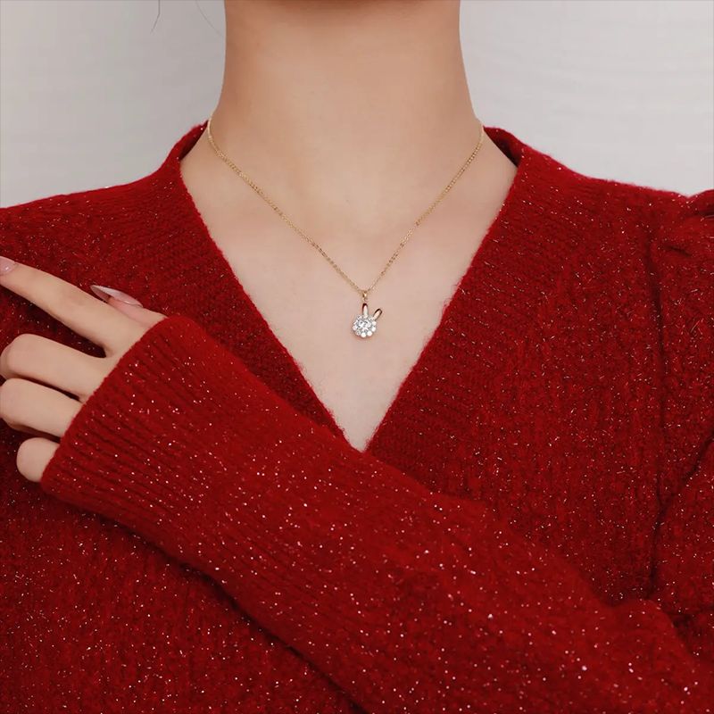 Wanita kalung kelinci berputar