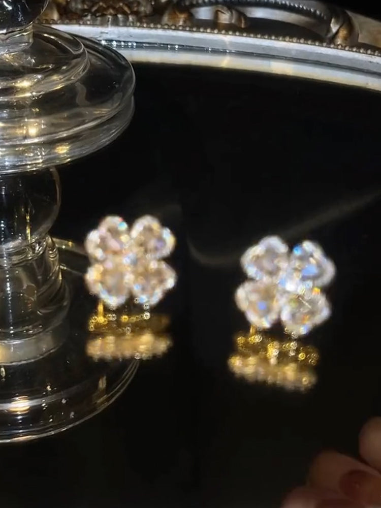 Anting semanggi empat daun betina yang dapat diputar