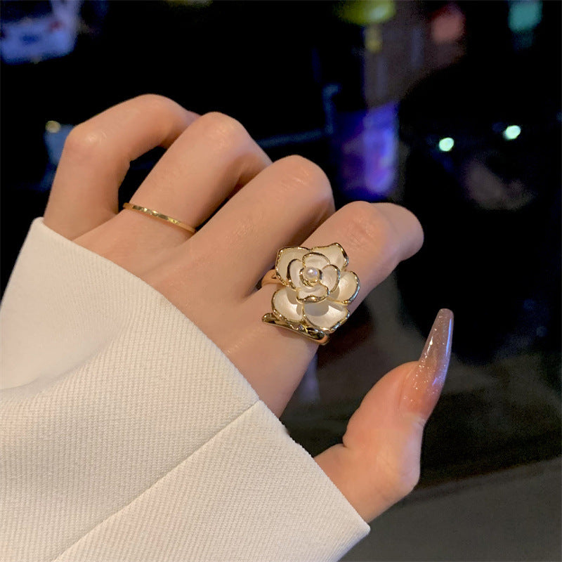 Nhẫn ngón trỏ hoa trà