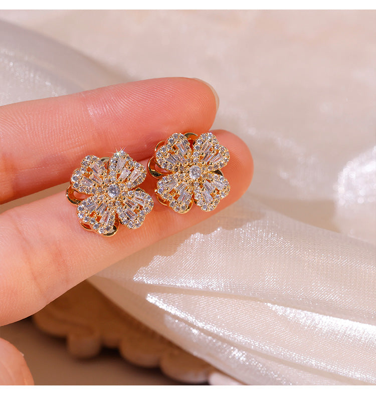 Anting semanggi empat daun betina yang dapat diputar