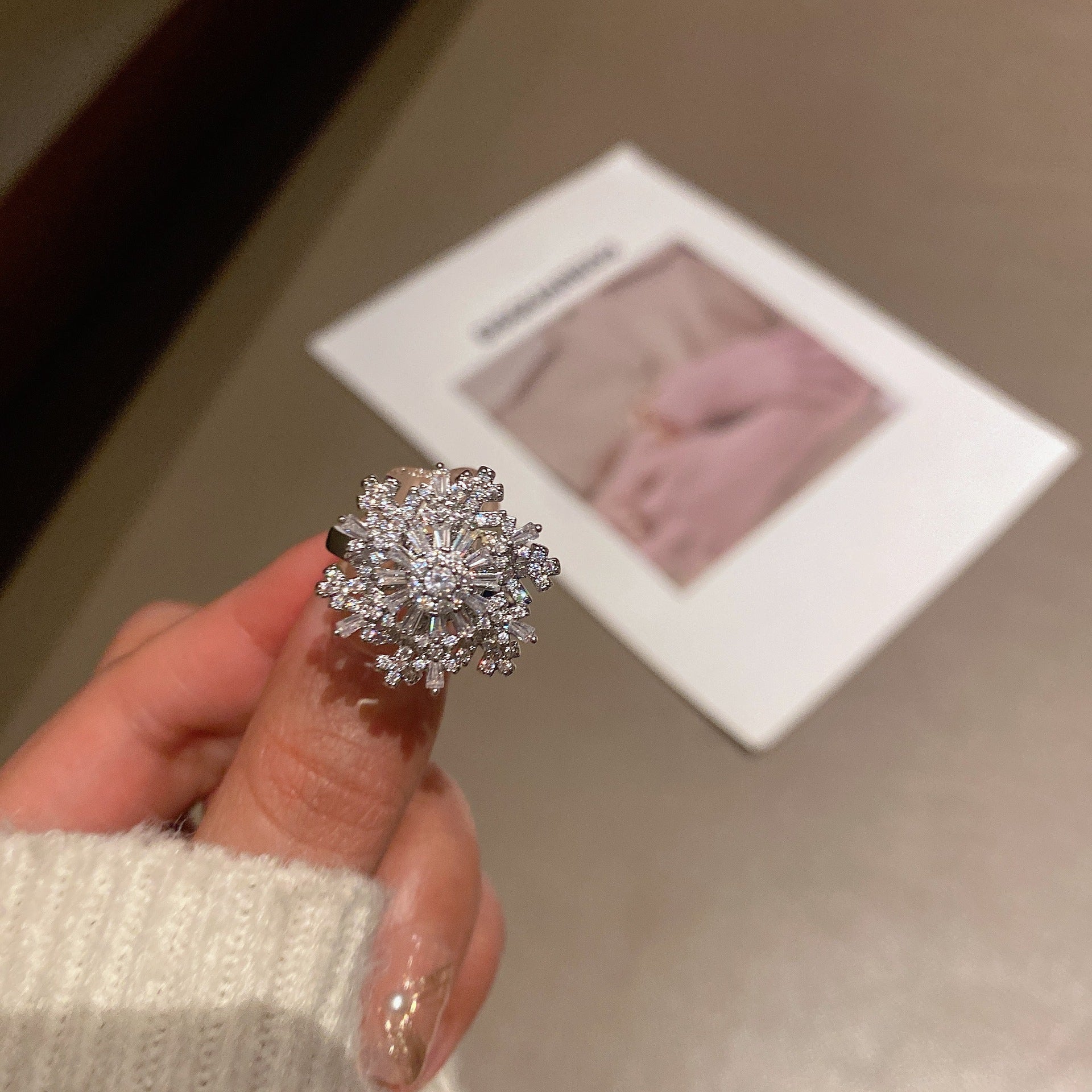 The rotating snowflake ring can rotate the ring.