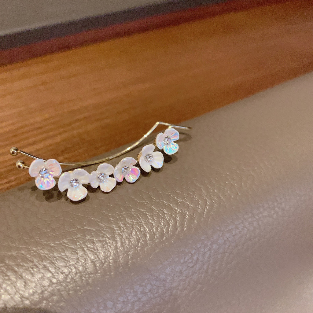 Huancai White Flower Ear Clip