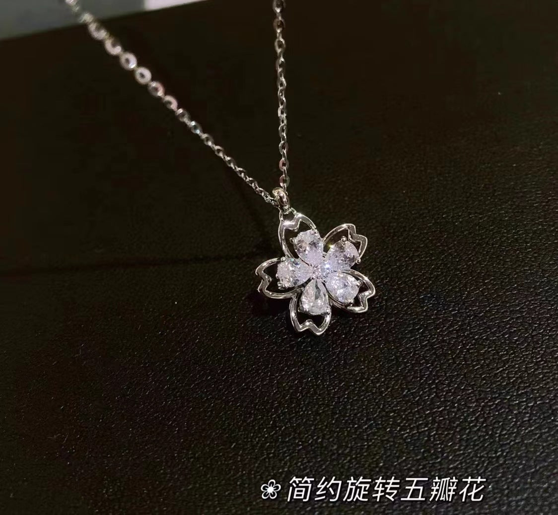 S925 perak zirkon bertatahkan kalung bunga keberuntungan lima kelopak yang dapat diputar rantai klavikula