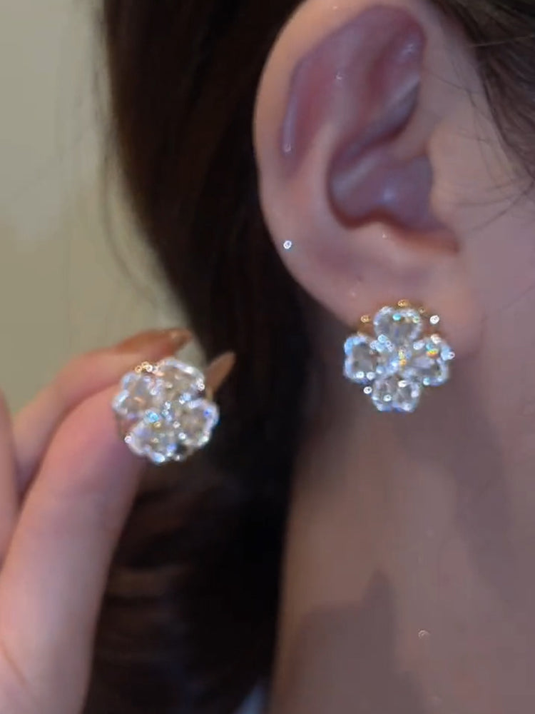 Anting semanggi empat daun betina yang dapat diputar