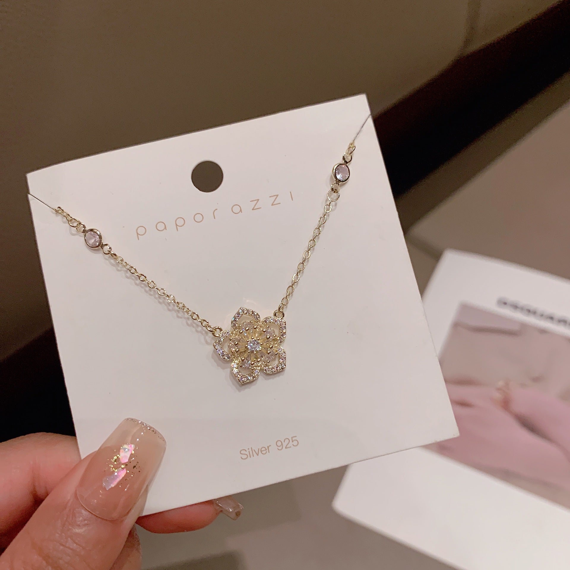 পীচ ব্লসম মাইক্রো-ইনলেইড জিরকন ফুল ক্ল্যাভিকল চেইন