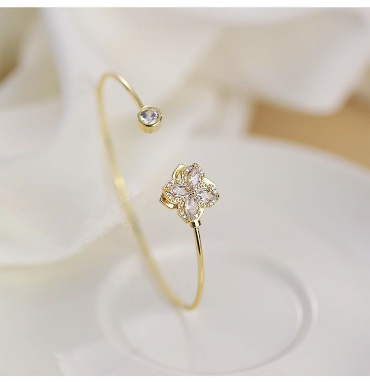 Memutar Gelang Semanggi Bor Flash